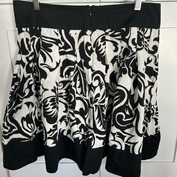 Cache Black and White Skirt - EUC 10 - Picture 2 of 6